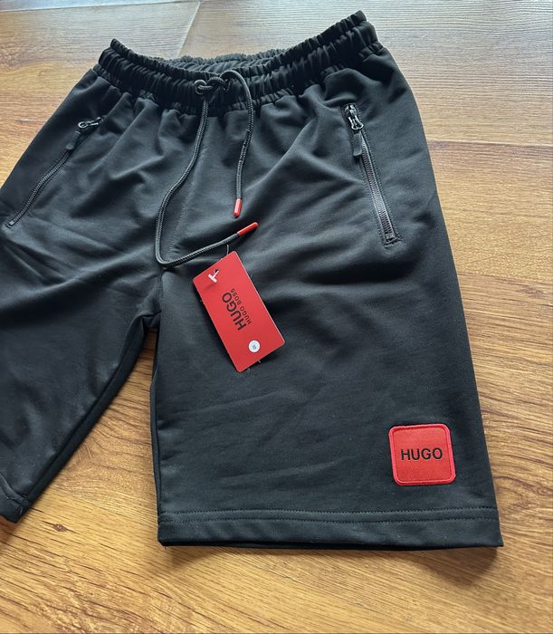 Мъжки,памучни,черни къси панталонки Hugo BOSS със зашито лого и ципове на джобовете