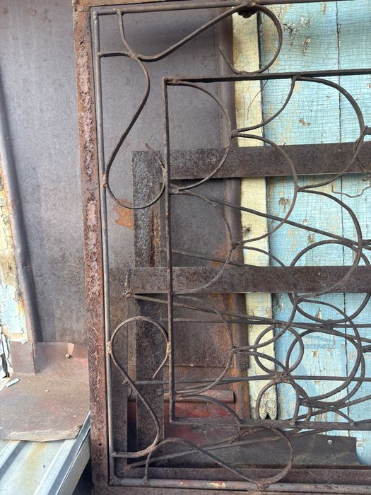 Продам металлическую дверь с рамой