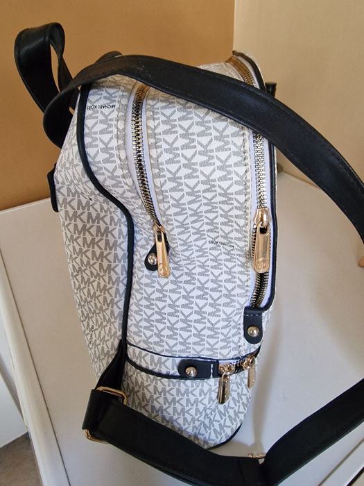 Дамска раничка Michelle kors с размери 25/30 има две разделения.