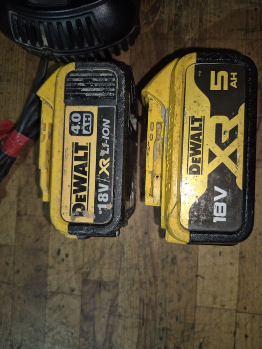 Acumulator DEWALT  18 V 4 si 5 ah incarcator  DCB 118