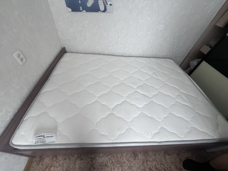 Продам кровать с матрасом  срочно