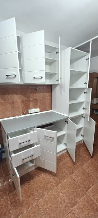 Mobila alba lucioasa bucatarie