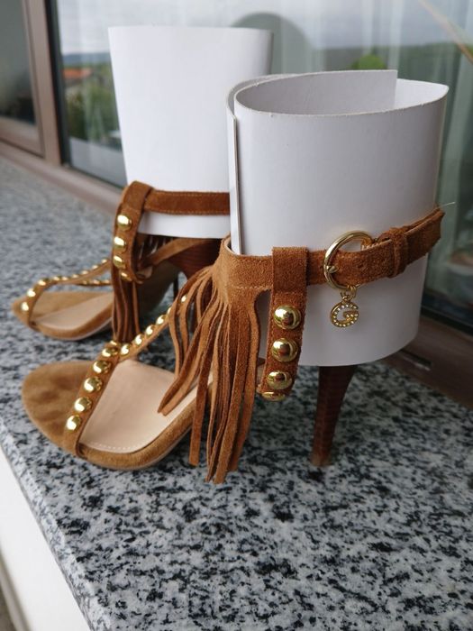 Обувки на висок ток Guess