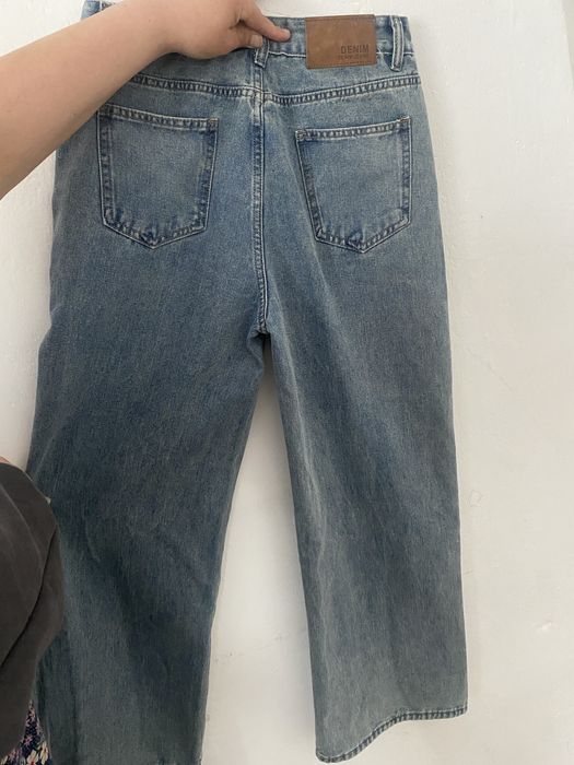 Синие широкие джинсы