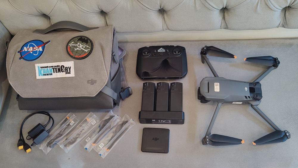 Дрон DJI Mavic 3 Fly More Combo + DJI RC Pro