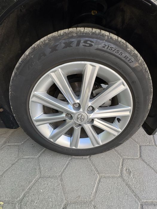 Продам шины 215/55/17 максис