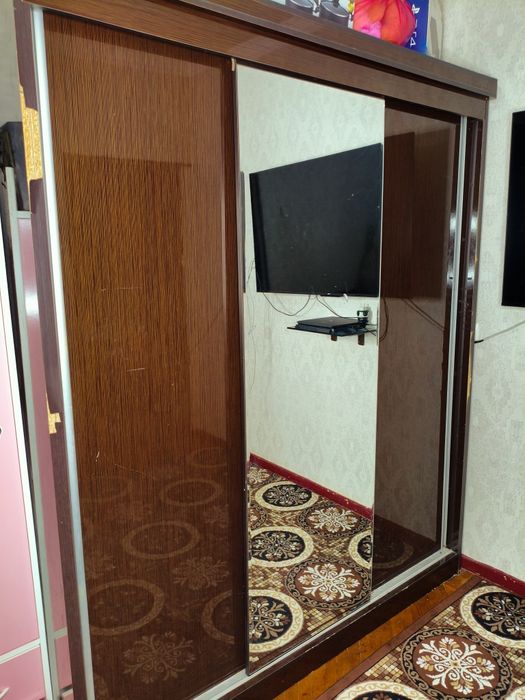 Shkaf uzunligi 1,77 , tepaligii 2,11 , semizligi ,60cm ,