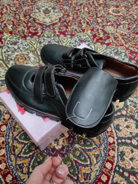 Продам  новые туфли на мальчика