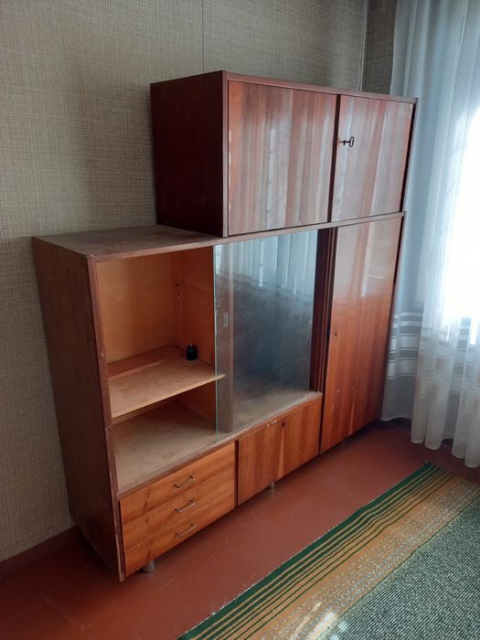 Продам шкаф-сервант и тумбу