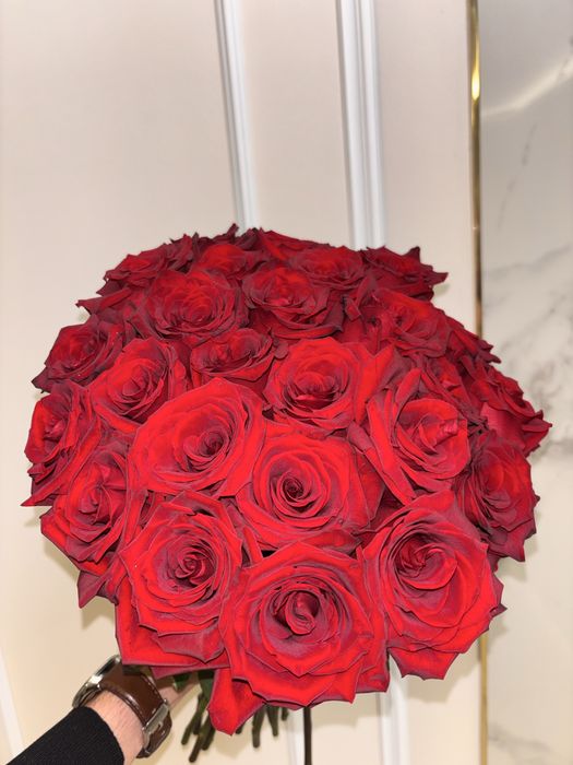 Buchet de 25 de trandafiri rosii, naturali, perfecti.