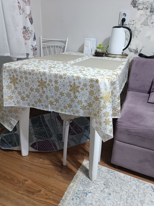 Диван, телевизор с приставкой,стол