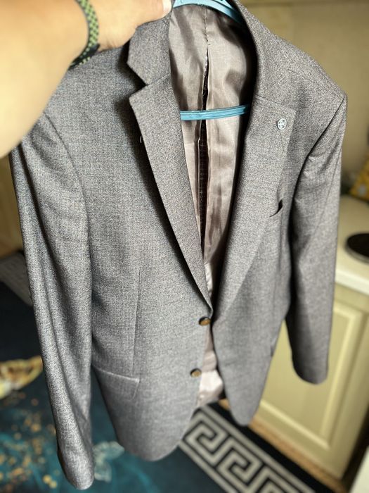 Пиджак коричневый.