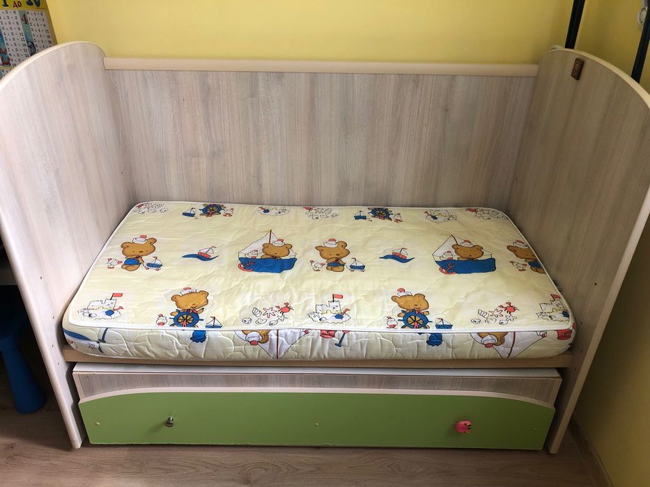 Продавам детска кушетка