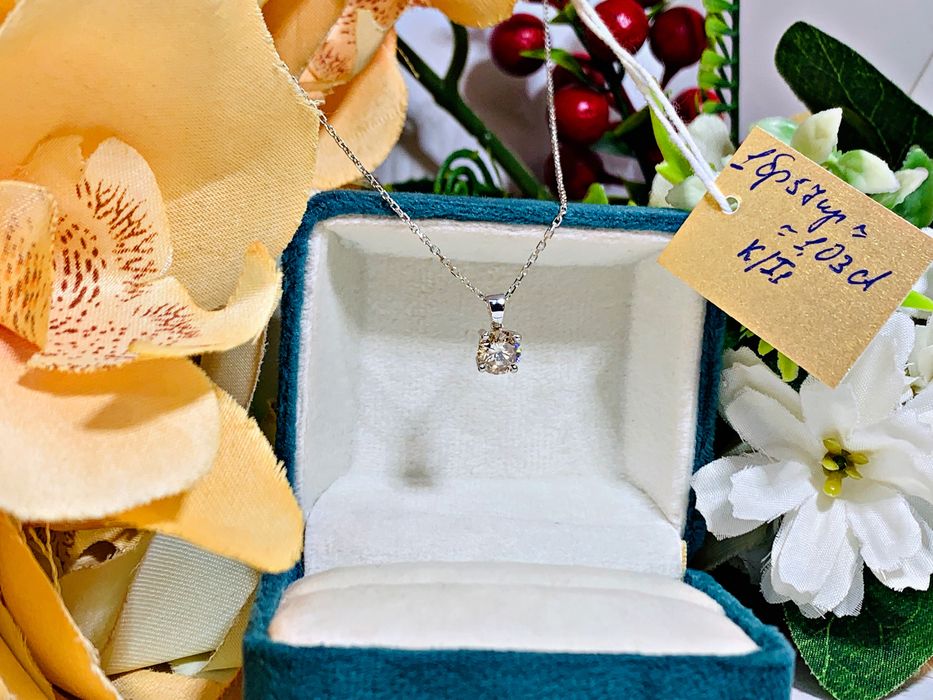 золотая подвеска – кулон и цепочка с крупным бриллиантом