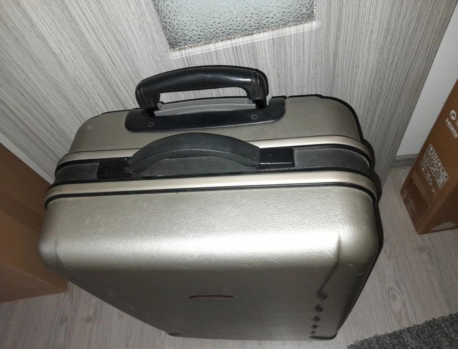 Vând troller gri