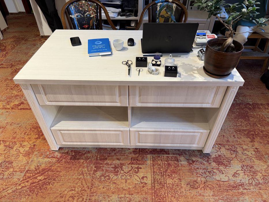 Birou pal, cu sertare.