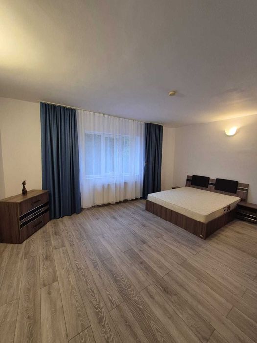 Inchiriez apartament cu 3 camere, bloc nou, zona centrala + loc de parcare