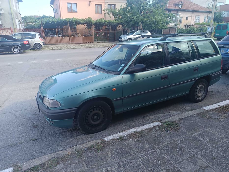 Продавам Opel Astra F Caravan (комби), 1997 г., двигател 1.4 бензин с газова уредба.