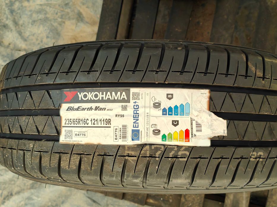 Vand anvelope de vara 235/65x16C marca YOKOHAMA  model RY55