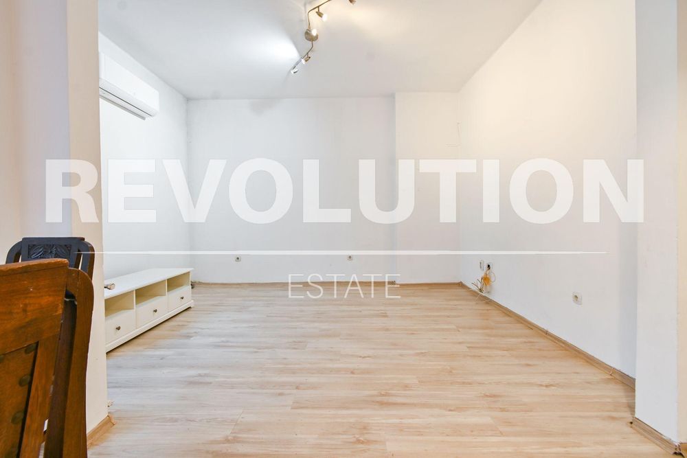 Дава се под наем Тристаен апартамент в София, Център - 110 кв.м за 712.98 € - Снимка #3