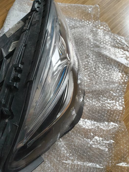 Продавам десен фар за mercedes w213
