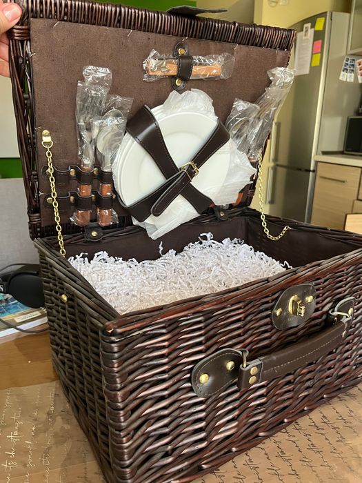 Coș de picnic nou – complet echipat pentru 4 persoane