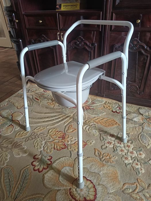 Продам санитарное кресло новое