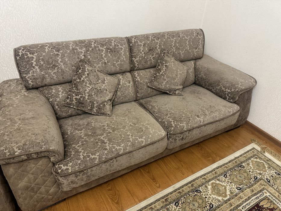 Диван с креслом.