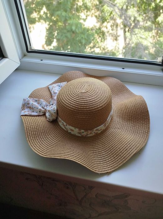 Женская соломенная шляпа с большими полями