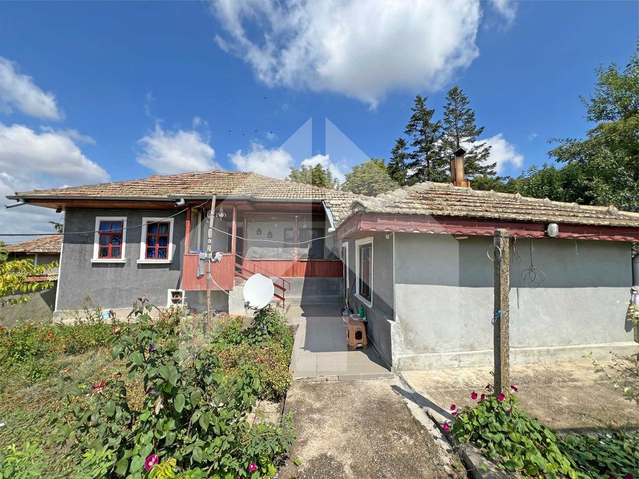 Продава еднофамилна, тухлена къща в с. Струйно (обл. Шумен). ТОП имот!