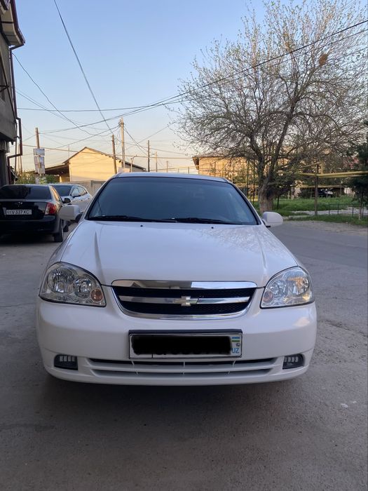 Lacetti 1.8 sotiladi
