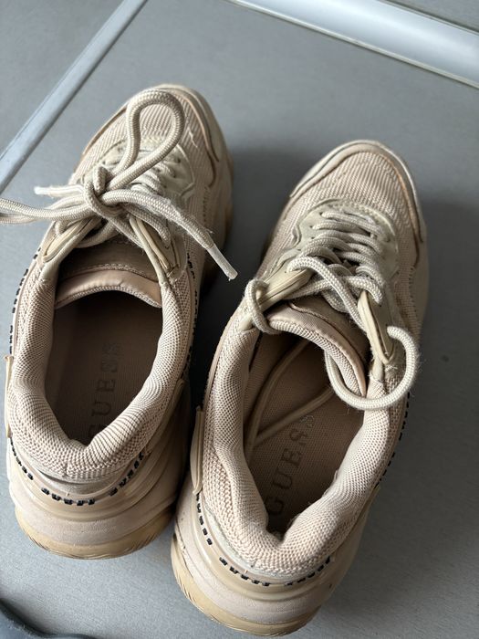 Сникърси GUESS -много запезени