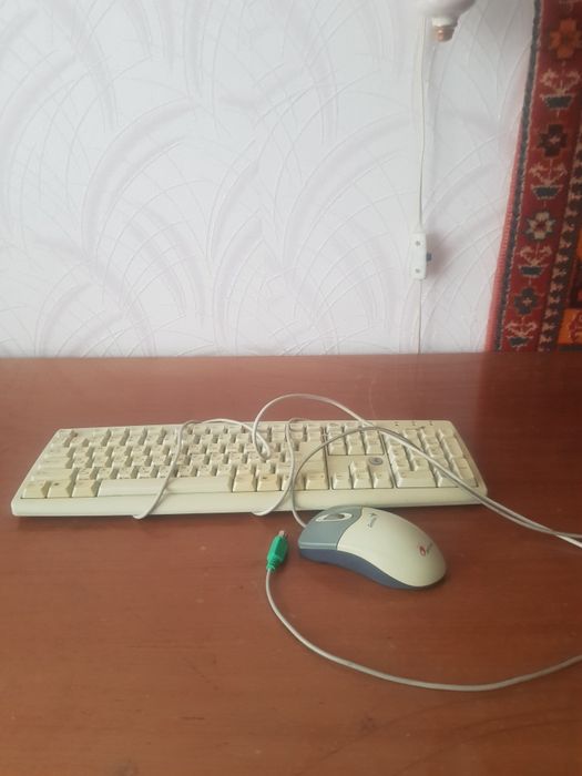 Клавиатура для компьютера с мышкой.
