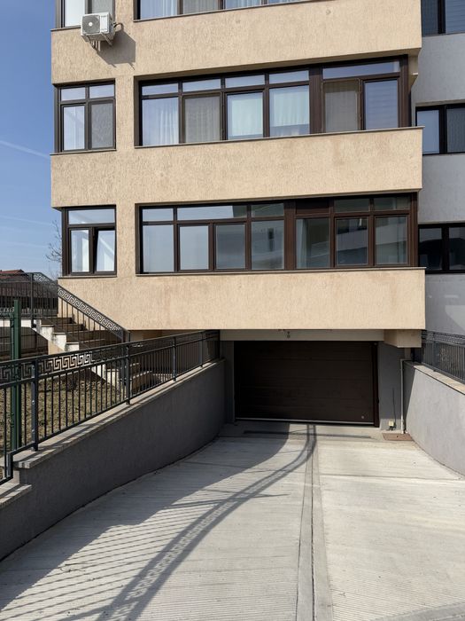 De inchiriat Spatiu Comercial Sau Locuinta Locuri de Parcare/Spatiu