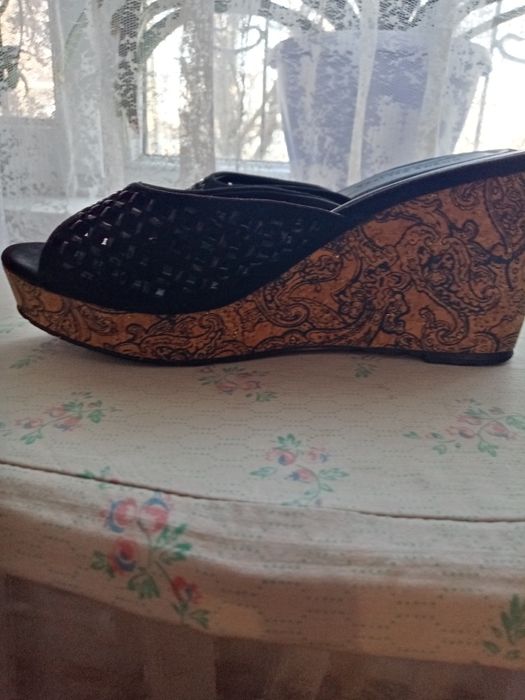 Шлепки на платформе