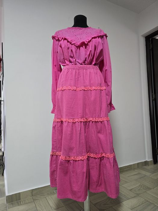 Fusta fucsia din raiat cu volane feminine si dantela