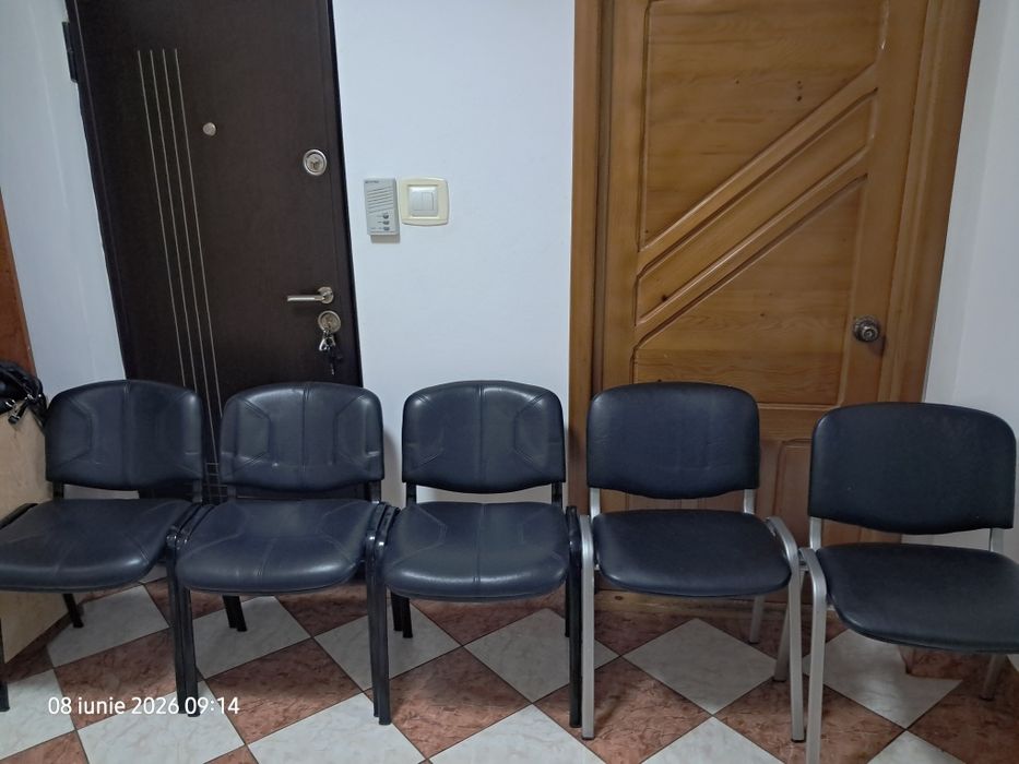 5 scaune tapițate cu piele ecologică și cadru metalic.