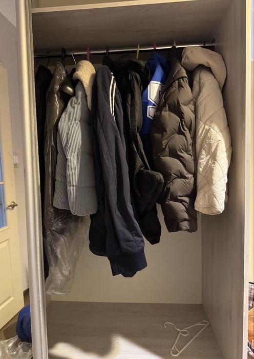 Шкаф-купе с зеркальными дверцами