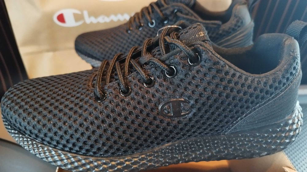 Нови оригинални маратонки Champion за момче номер 36.5