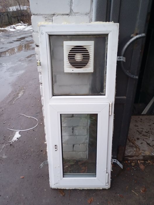 Продам пластиковые окна в комплекте.