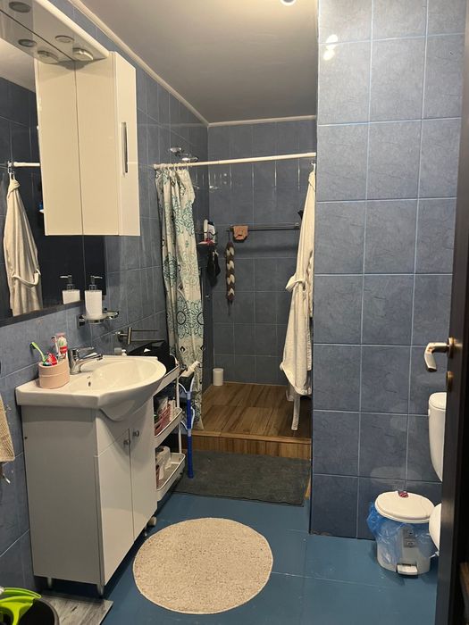 Inchiriez apartament la casa