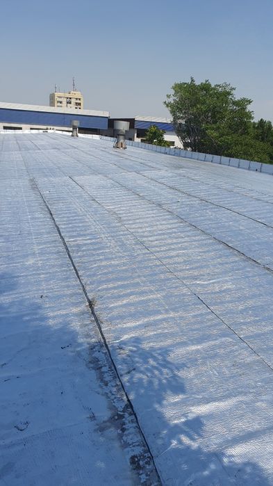 Izolyatsiya xizmati tomlar va fundamentni