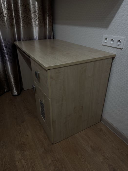Продам стол компьютерный