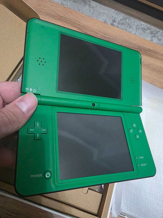 Продам новую Nintendo DSi LL Green