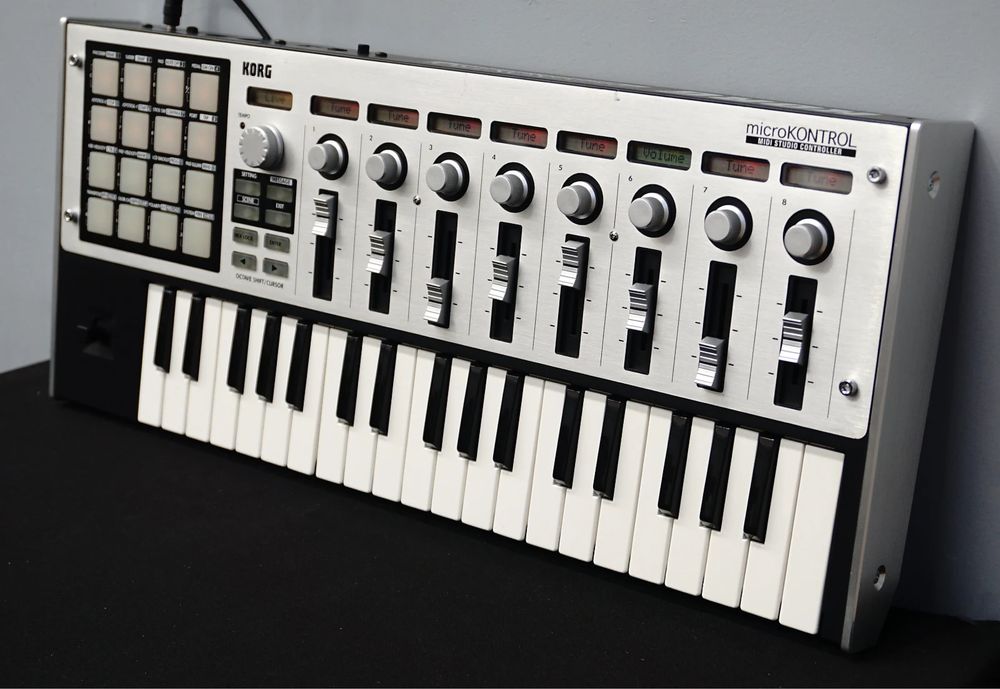 MIDI контроллер KORG Microkontrol