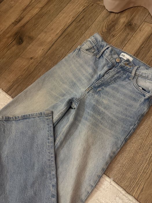 Голубые джинсы Zara