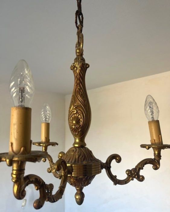 Candelabru antic din bronz masiv Louis  cu 3 brațe ,piesa cu o lucrătu