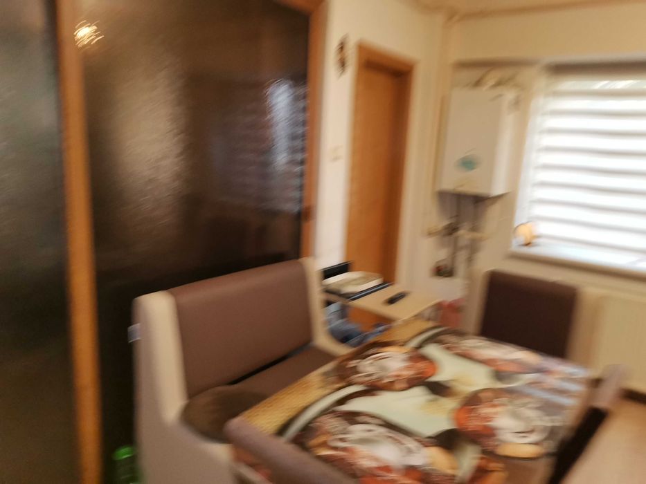 Super ocazie ,vind masa bucatarie cu blat de sticla ,stare perfecta , doar 290 lei