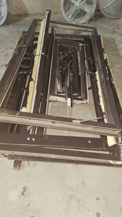 Продам алюминиевый витраж и двери  б/у