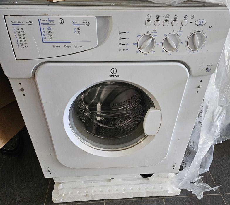 Пералня за вграждане Indesit IWME12 6kg - работеща